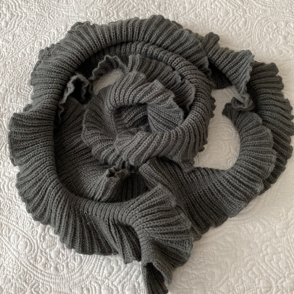 Sale!🛍️Gray Scarf - Picture 3 of 6